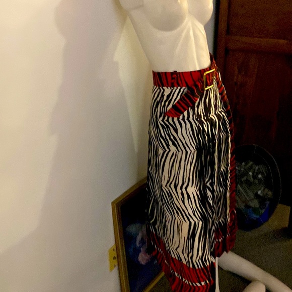 Zara Dresses & Skirts - Stunning Zara Midi skirt with belt small